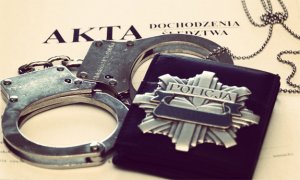 odznaka policyjna, kajdanki i akta