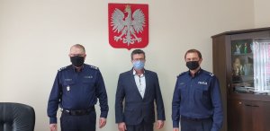 Komendanci z burmistrzem podpisują porozumienie.