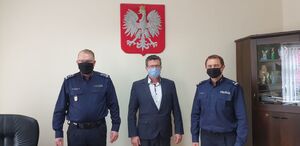 Komendanci z burmistrzem podpisują porozumienie.