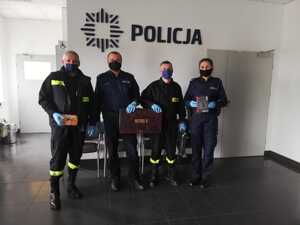 Policjanci i strażacy ochotnicy z darami dla rodziny w trudnej sytuacji.