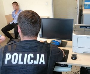 policjanci prowadzą zatrzymanych