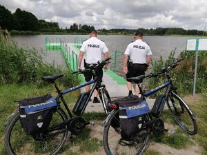 Policjanci nad wodą.