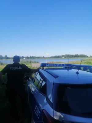 Policjant patroluje akwen wodny.