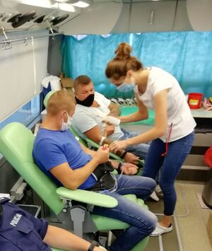 Policjanci oddają krew.