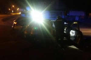 policjant przeszukuje samochód