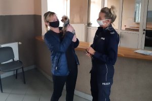 Policjantka przekazała pieska zaniepokojonej właścicielce.