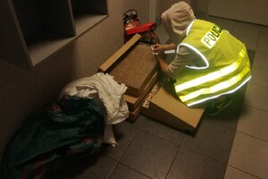 Policjant spisuje ilość papierosów.