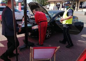 Policjanci z innymi instytucjami prowadzili kontrolę świateł w samochodach i rozmawiali o be4zpieczeństwie z kierowcami.