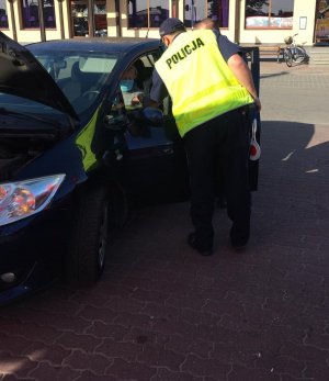 Policjanci z innymi instytucjami prowadzili kontrolę świateł w samochodach i rozmawiali o bezpieczeństwie z kierowcami.