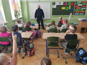 Policjanci spotkali się z dziećmi z podstawówki i rozmawiali o bezpieczeństwie.