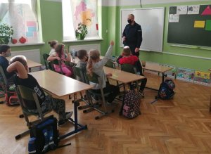 Policjanci spotkali się z dziećmi z podstawówki i rozmawiali o bezpieczeństwie.