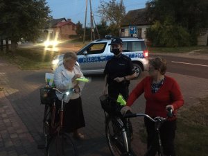 Dzielnicowi rozdają kamizelki odblaskowe rowerzystom i pieszym.