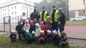 Policjanci z przedszkolakami robią wspólne zdjęcie.