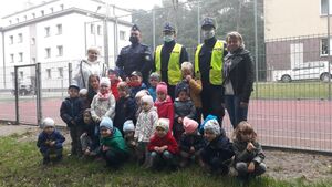 Policjanci z przedszkolakami robią wspólne zdjęcie.