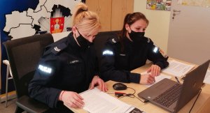 Policjantki siedzą przed komputerem i prowadzą lekcję online z uczniami