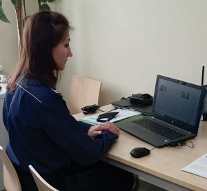 umundurowana policjantka siedzi przed komputerem