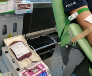 krew w specjalnym woreczku oddawana przez policjanta