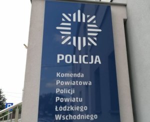 logo umieszczone na budynku, na granatowym tle biały symbol policyjny z napisem: Policja, Komenda Powiatowa Policji powiatu łódzkiego wschodniego