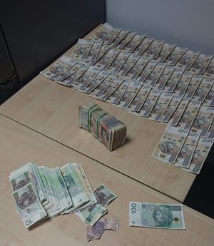 zabezpieczone pieniądze rozłożone na stole w papierowych banknotach