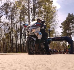 policjant na motocyklu zabezpiecza bieg