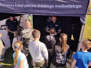 policjanci promowali zawód na festynie