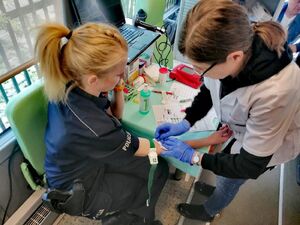 policjanci i pracownicy oddają krew