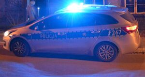 radiowóz z migającym sygnalizatorem na niebiesko