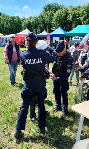 policjanci na pikniku