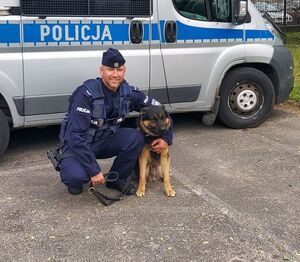 policjant z psem służbowym