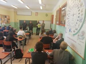 funkcjonariusze na spotkaniu z uczniami