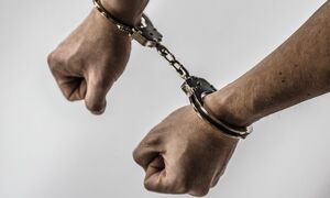 zdjęcie poglądowe, męskie ręce skute kajdankami