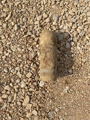 znaleziony pocisk leży na ziemi