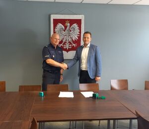 komendant powiatowy wraz z wójtem podpisują wspólnie porozumienie i podają sobie ręce