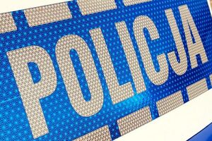 napis policja na niebieskim tle