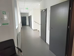 korytarz nowego posterunku z którego są drzwi do pomieszczeń służbowych