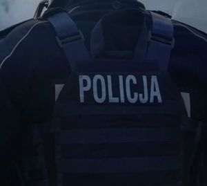 kamizelka z napisem na plecach policja