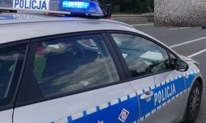 oznakowany radiowóz policyjny ustawiony bokiem