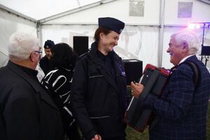 policjantki rozmawiają z seniorami i się uśmiechają