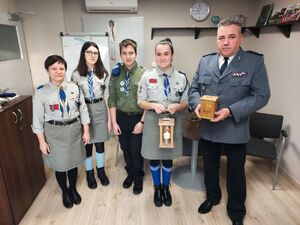 Komendant wraz z druhami stoi w pokoju gdzie przekazane zostaje betlkejemskie światło