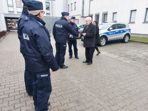 starosta przekazuje kluczyki do samochodu policjantom stojącym przy nim