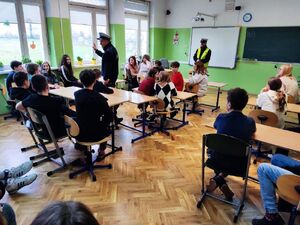 Policjanci na spotkaniach z dziećmi w szkołach.