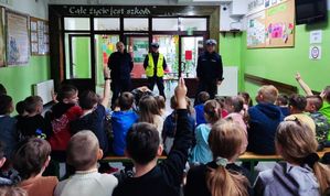 Policjanci na spotkaniach z dziećmi w szkołach