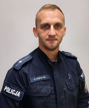 Policjant w mundurze.