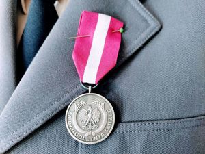 Srebrny medal przypięty do munduru.