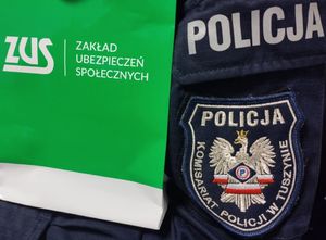 Naszywka na policyjnym mundurze z napisem Policja, Komisariat Policji w Tuszynie, obok plakat z zielonym tłem i białym napisem Zakład Ubezpieczeń Społecznych.