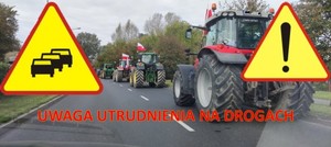 Na zdjęciu kilka jadących traktorów z żółtymi znakami ostrzegawczymi po bokach.
