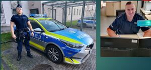 Fotografia dwóch policjantów, jeden policjant stoi przy radiowozie, drugi policjant siedzi za biurkiem.