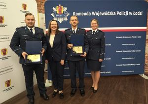 Policjanci stoją ustawieni do zdjęcia z Panią Marszałek Województwa Łódzkiego.