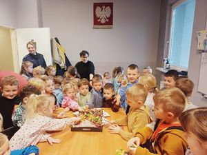 W gabinecie jest grupa przedszkolaków.