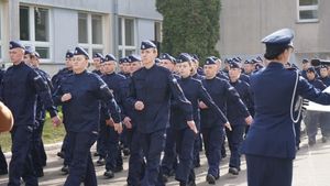 Grupa policjantów maszeruje.